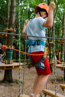 Çocuk bir kolye park tırmanıyor