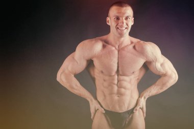 Jimnastik salonu kas vücut ile güçlü