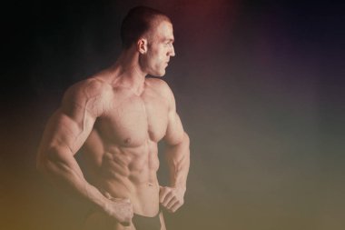 Jimnastik salonu kas vücut ile güçlü