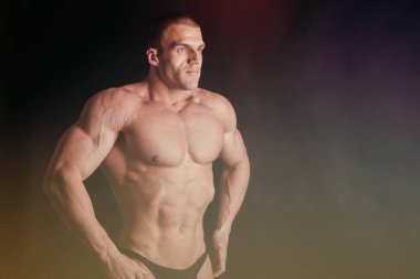 Jimnastik salonu kas vücut ile güçlü