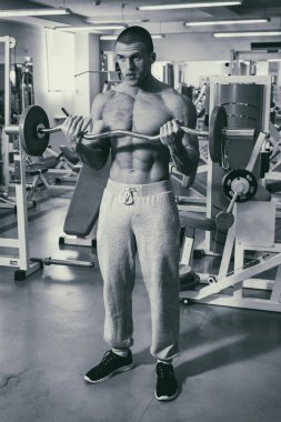 Jimnastik salonu kas vücut ile güçlü
