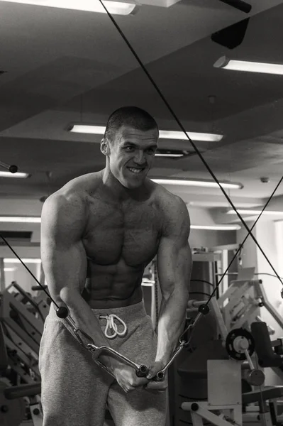 Adam ağırlık vasıl belgili tanımlık jimnastik salonu ile nişanlandı