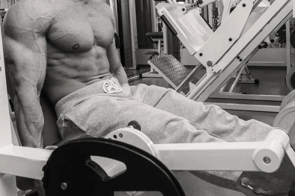 Άνθρωπος Είναι Που Ασχολούνται Βάρη Στο Γυμναστήριο — Φωτογραφία Αρχείου