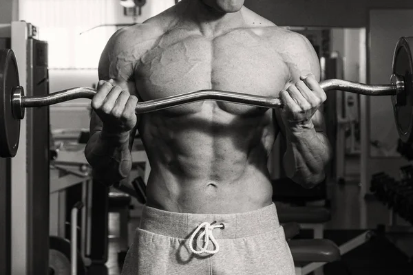 남자는 체육관에서 무게와 — 스톡 사진