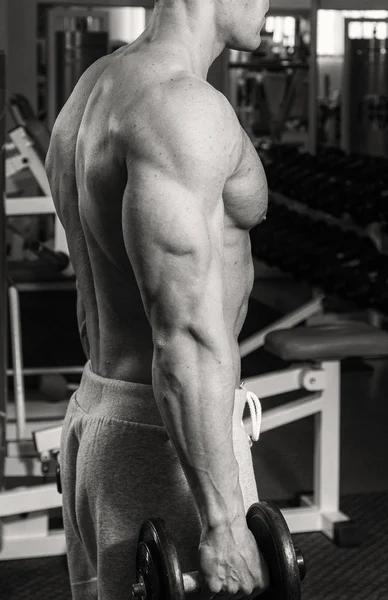 Hombre Está Ocupado Con Pesas Gimnasio — Foto de Stock