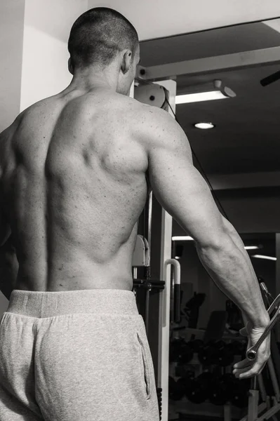 Der Mann Ist Fitnessstudio Mit Gewichten Beschäftigt — Stockfoto