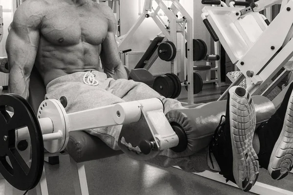 Hombre Está Ocupado Con Pesas Gimnasio —  Fotos de Stock