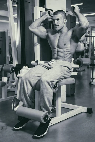 具有强健的身体 在健身房里 — 图库照片