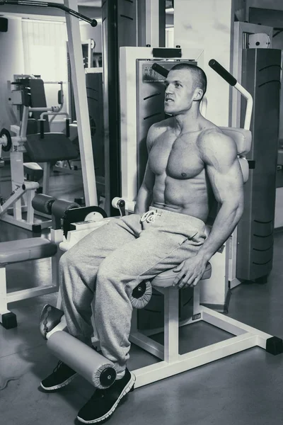 Stark Mit Muskulösem Körper Fitnessstudio — Stockfoto