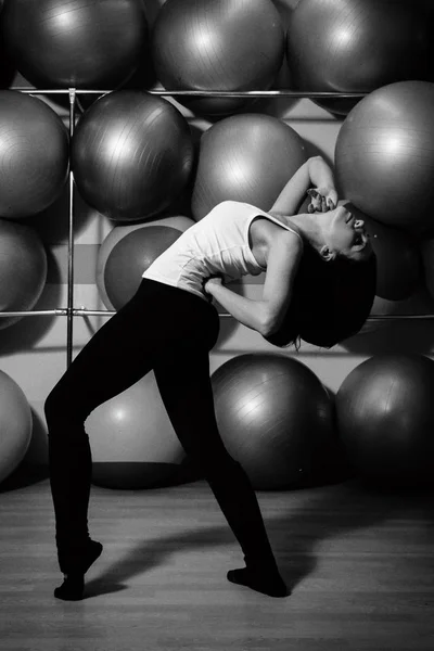 美丽的女孩跳舞在健身室 — 图库照片