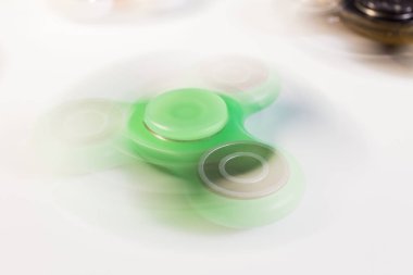 Modaya uygun iplik eğiren çocuklar için