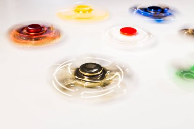 Modaya uygun iplik eğiren çocuklar için