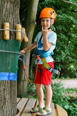 Çocuk bir kolye park tırmanıyor