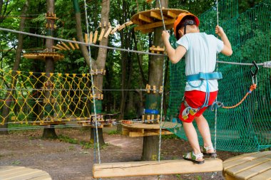 Çocuk bir kolye park tırmanıyor