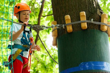 Çocuk bir kolye park tırmanıyor