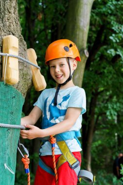 Çocuk bir kolye park tırmanıyor