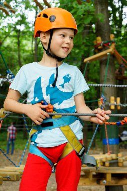 Çocuk bir kolye park tırmanıyor