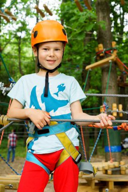 Çocuk bir kolye park tırmanıyor