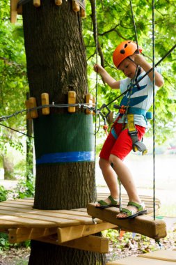 Çocuk bir kolye park tırmanıyor