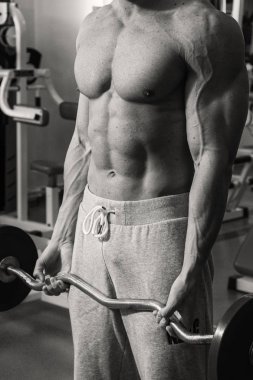 Kaslı, kabarık vücut geliştirmeci güzel fotoğraf