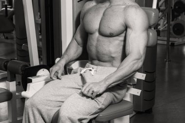 Kaslı, kabarık vücut geliştirmeci güzel fotoğraf