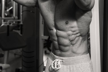 Kaslı, kabarık vücut geliştirmeci güzel fotoğraf