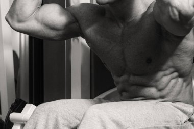 Kaslı, kabarık vücut geliştirmeci güzel fotoğraf