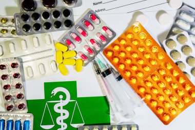 İlaç ve ilaç beyaz bir arka plan üzerinde