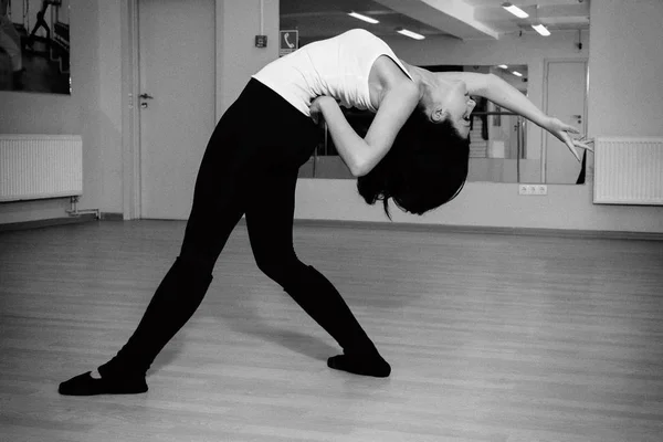 Menina Bonita Dançando Estúdio Fitness — Fotografia de Stock