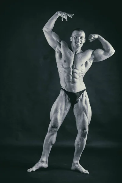 Muskulöser Erleichterter Bodybuilder — Stockfoto