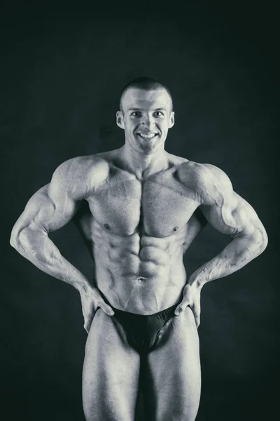 Muskulöser Erleichterter Bodybuilder — Stockfoto
