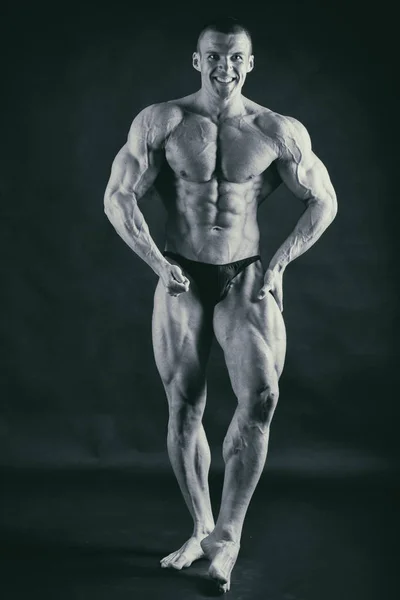 Muskulöser Erleichterter Bodybuilder — Stockfoto