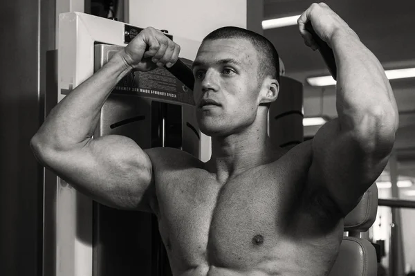 Muskulöser Geprägter Bodybuilder Schönes Foto — Stockfoto