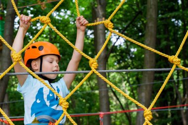 Halat Parkı çocuk tırmanıyor