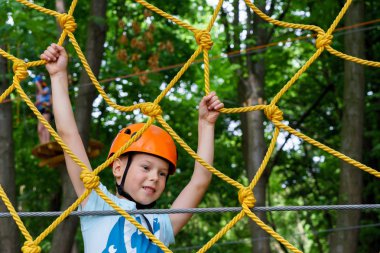 Halat Parkı çocuk tırmanıyor