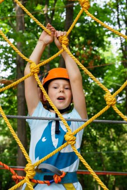Halat Parkı çocuk tırmanıyor