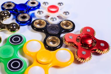 İplikçiler beyaz bir arka plan üzerinde çeşitli