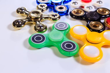 İplikçiler beyaz bir arka plan üzerinde çeşitli