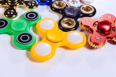 İplikçiler beyaz bir arka plan üzerinde çeşitli