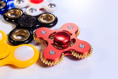 İplikçiler beyaz bir arka plan üzerinde çeşitli