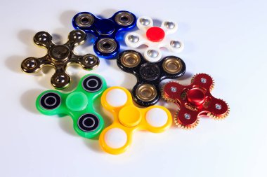 İplikçiler beyaz bir arka plan üzerinde çeşitli