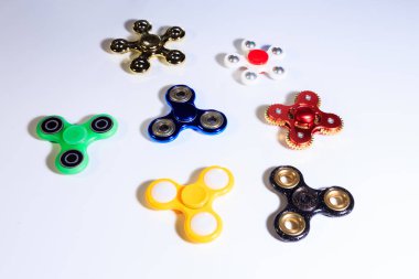 İplikçiler beyaz bir arka plan üzerinde çeşitli