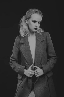 Güzel sarışın bir ceket. Siyah ve beyaz fotoğraf