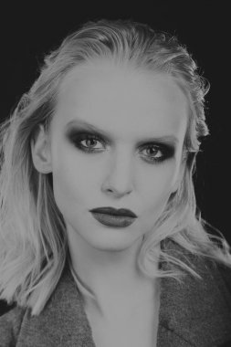 Güzel sarışın bir ceket. Siyah ve beyaz fotoğraf