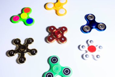 İplikçiler beyaz bir arka plan üzerinde çeşitli