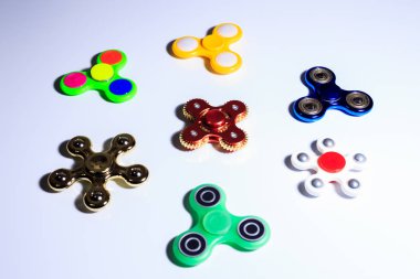 İplikçiler beyaz bir arka plan üzerinde çeşitli