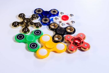 İplikçiler beyaz bir arka plan üzerinde çeşitli