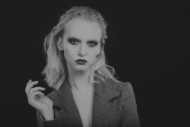 Güzel sarışın bir ceket. Siyah ve beyaz fotoğraf