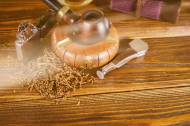 Natürmort viski, şnorkel ve tütün