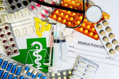 Tabletler, hap ve bir tablo üzerinde bir stetoskop